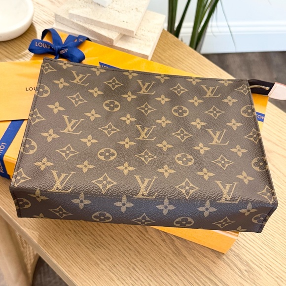LOUIS VUITTON 2024 Monogram Canvas Toiletry Pouch 26 - Picture 11 of 15
